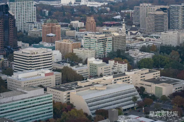 高清摄影 黄昏时分的城市天际线，建筑物和树木映衬其中