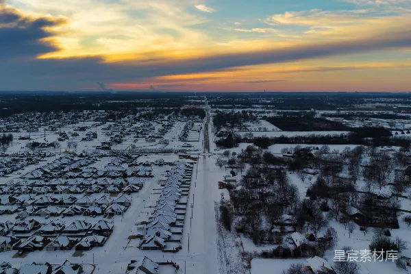 高清摄影 夕阳西下时被雪覆盖的郊区住宅区
