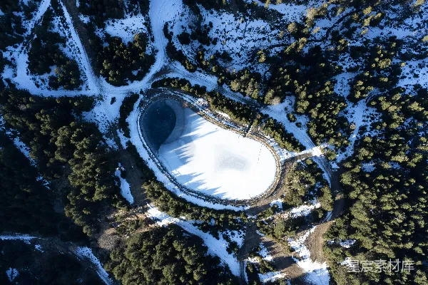 高清摄影 雪覆盖的树木和湖泊的空中俯瞰图