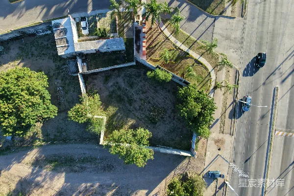 高清摄影 空地鸟瞰图，可以看到树木和街道。