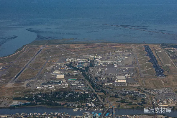 高清摄影 大型机场和沿海城市的鸟瞰图。