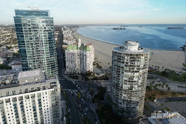 高清摄影 城市全景俯瞰图，背景中有一片海滩。