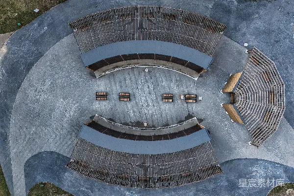 高清摄影 空中俯瞰一个户外圆形剧场，周围环绕着弯曲的木质座位。