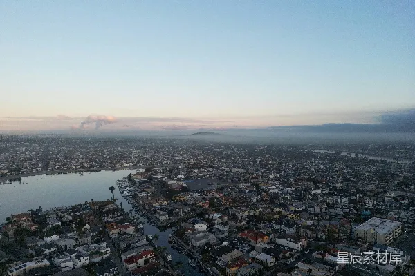 高清摄影 一座城市从空中俯瞰，一条河流穿过其中。
