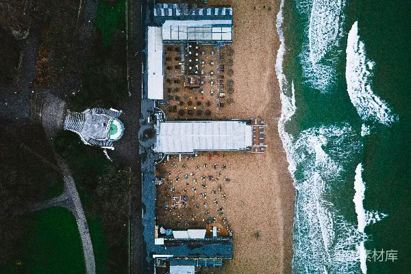 高清摄影 海滩的空中俯瞰图，可以看到一个凉亭。