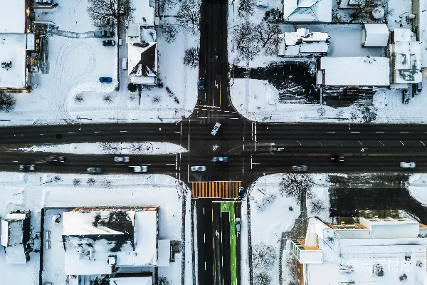 高清摄影 雪后的十字路口俯瞰图，车辆行驶其中