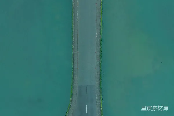 高清摄影 一条道路横跨在碧蓝色的水面上。