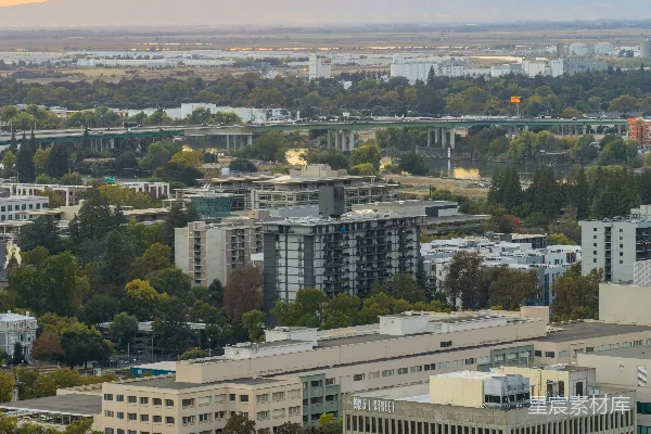 高清摄影 一个庞大的城市俯瞰图，上面有建筑物和桥梁。