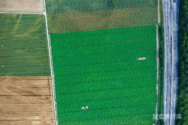 高清摄影 空中俯瞰农田和繁忙的高速公路。