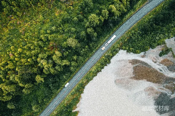 高清摄影 森林中穿过河流旁的道路俯瞰图