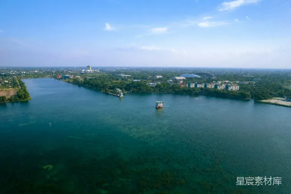 高清摄影 一片水域，背景中有船和建筑物。