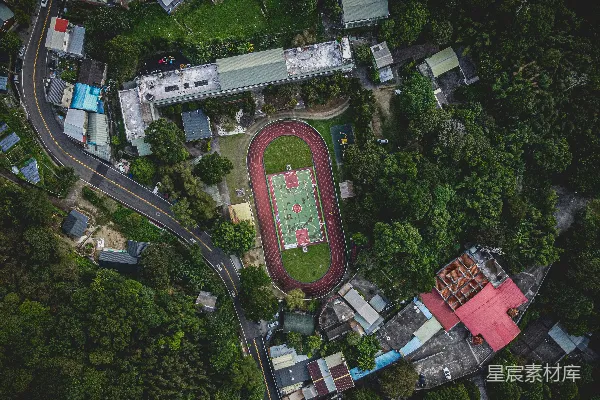 高清摄影 一个被树木环绕的网球场的俯瞰图