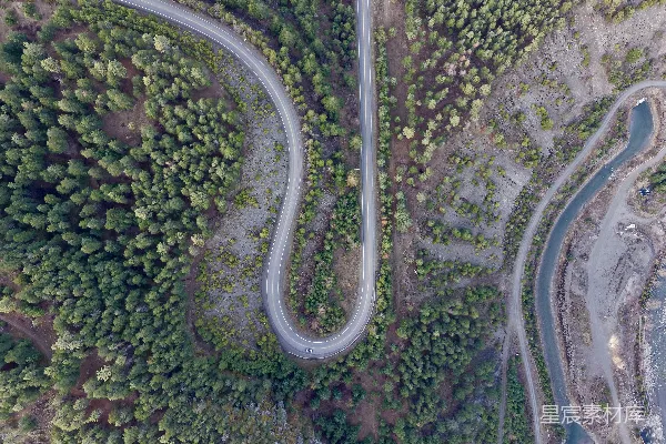 高清摄影 一条蜿蜒的道路穿过森林的俯瞰图