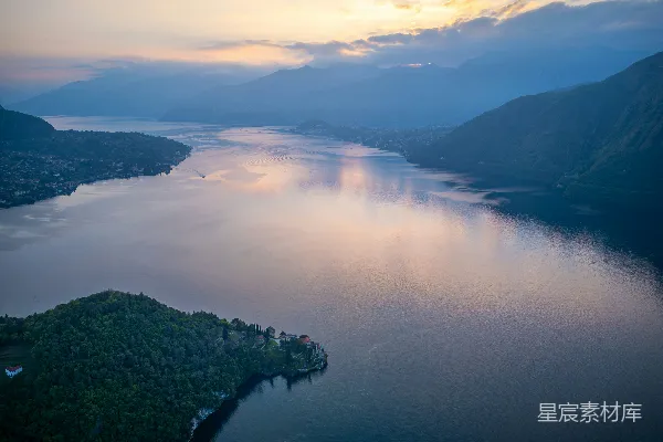 高清摄影 夕阳下，群山环绕的平静湖面