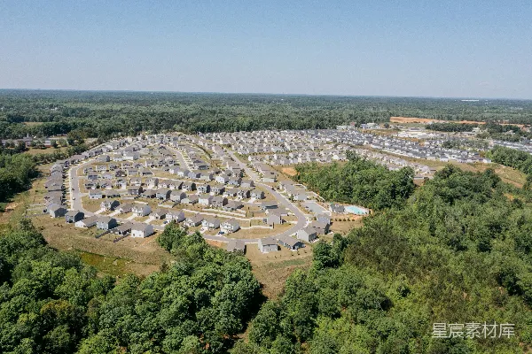 高清摄影 郊区住宅区俯瞰图，周围环绕着树木。