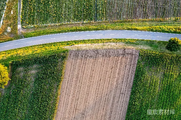 高清摄影 俯瞰一条道路和一片田野的景象