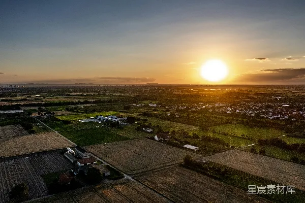 高清摄影 夕阳照耀着一片农田