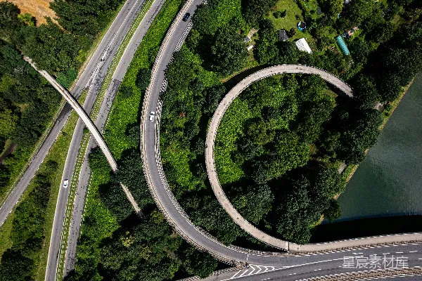 高清摄影 高速公路的航拍图，路面有一个弯道