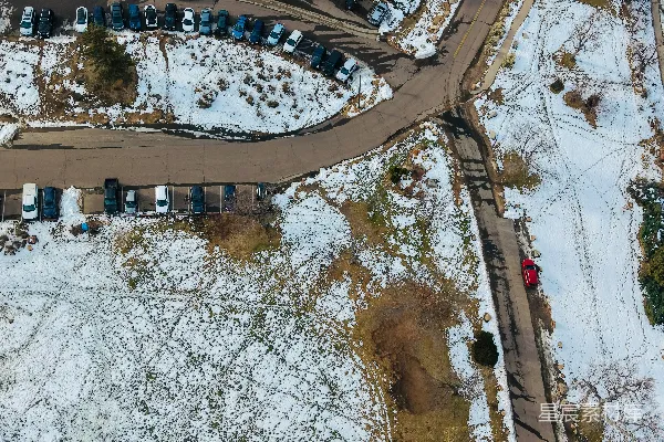 高清摄影 雪覆盖的停车场和道路的航拍图。