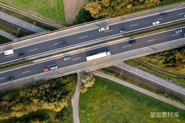 高清摄影 从空中俯瞰的一处高速公路交汇处，道路上有车辆行驶。