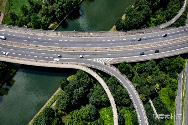 高清摄影 从空中俯瞰一条高速公路和一条河流的景象。