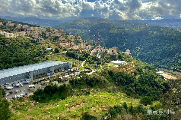 高清摄影 白天，绿山下有一座白色的混凝土建筑，漂浮在白云之上。