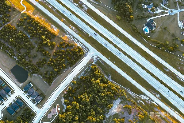 高清摄影 高速公路从一个郊区社区上空俯瞰。