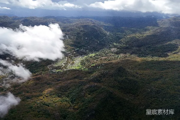 高清摄影 一片郁郁葱葱的山谷俯瞰图，周围环绕着群山。
