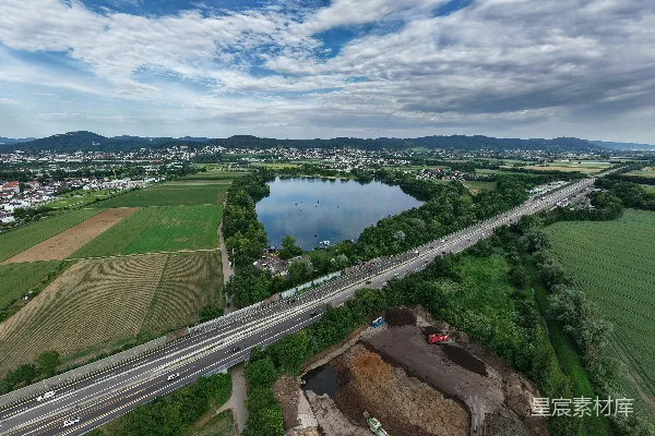 高清摄影 湖边鸟瞰图，公路和绿色景观。