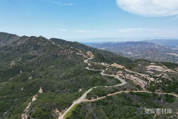 高清摄影 蜿蜒的道路穿过山地。