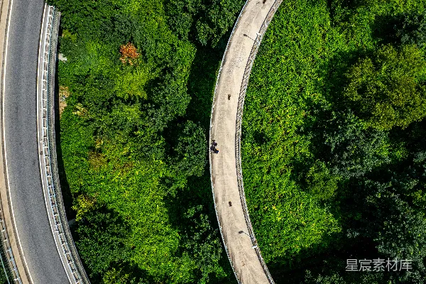 高清摄影 从空中俯瞰，一条道路被树木环绕。