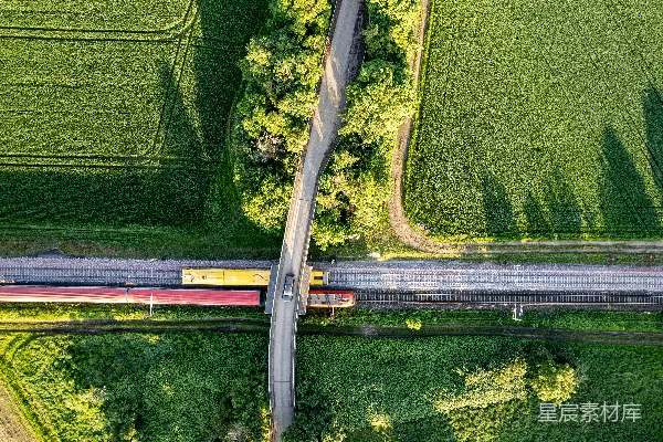 高清摄影 俯瞰视角下的列车穿越道路的场景