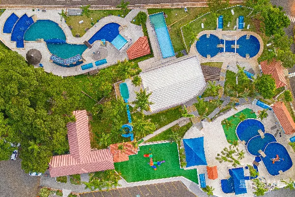 高清摄影 度假村的俯瞰图，其中有一个游泳池。