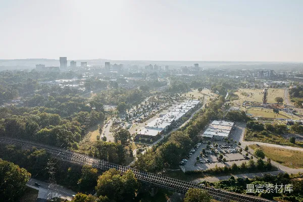高清摄影 郊区区域的航拍图，可以看到建筑物和树木。