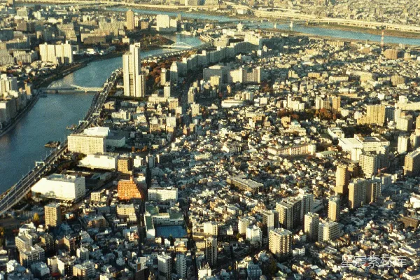 高清摄影 一座城市从空中俯瞰，河流贯穿其中。