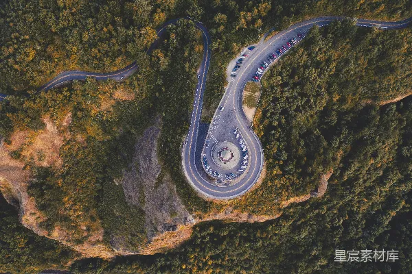 高清摄影 灰色的道路和树木在航拍照片中