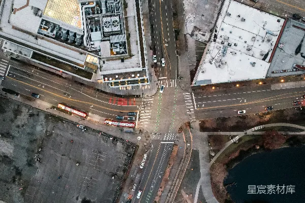 高清摄影 城市街道和建筑物的空中俯瞰图。