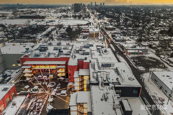 高清摄影 黄昏时分，被白雪覆盖的城市俯瞰图。