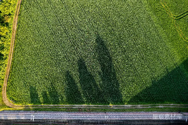 高清摄影 空中俯瞰一条道路和一片田野的景象