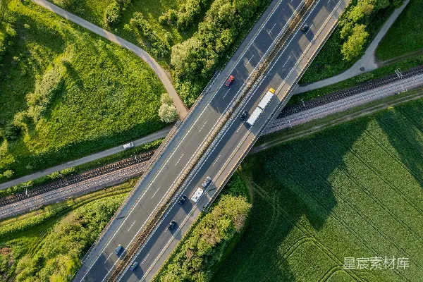高清摄影 空中俯瞰一条公路上行驶的汽车。