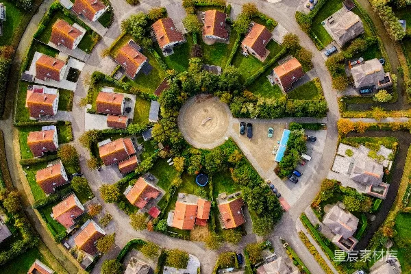 高清摄影 空中俯瞰一个圆形的住宅区，其中包含运河。