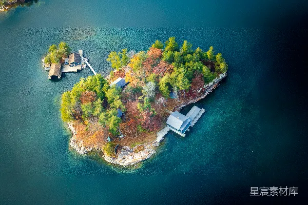 高清摄影 一个小岛的航拍图，上面有树木和建筑物。