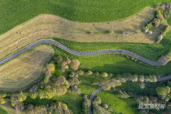 高清摄影 一条蜿蜒的乡村公路的空中俯瞰图