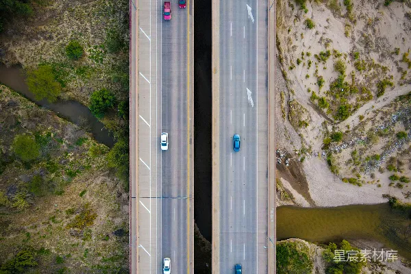 高清摄影 一条高速公路的空中俯瞰图，显示了两条车道。