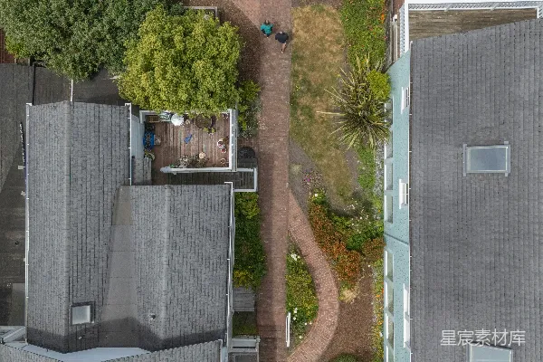 高清摄影 住宅楼两旁是蜿蜒的砖砌小径和绿色花园。