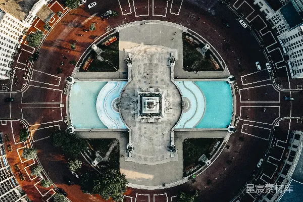 高清摄影 城市环岛的俯瞰图，图中有一座纪念碑。