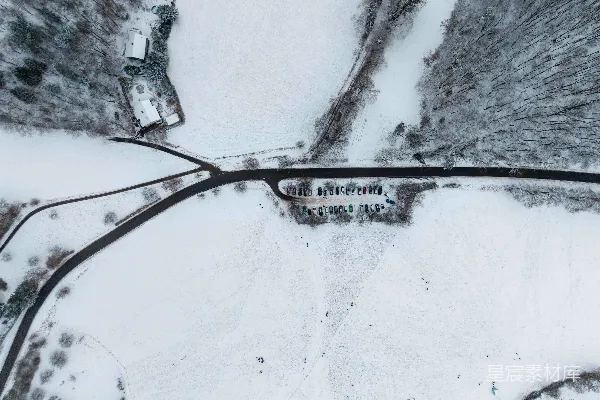 高清摄影 覆盖着积雪的景观鸟瞰图，有道路和小路。
