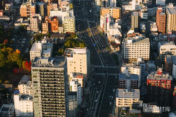 高清摄影 繁忙城市街道的俯瞰图，有汽车。