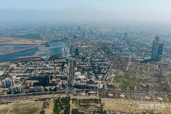 高清摄影 广阔的城市全景俯瞰图，河流蜿蜒其中。