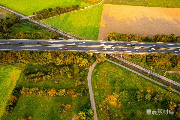 高清摄影 在乡村地区的空中俯瞰一条高速公路的景象